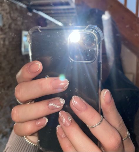 Silver Reflective Glitter Nails, Nail Varnish Ideas, Reflective Glitter Nails, Nail Polish Tips, Glitter Gel Nail Polish, Reflective Nails, Glitter Gel Nails, Gel Tips, Senior Prom