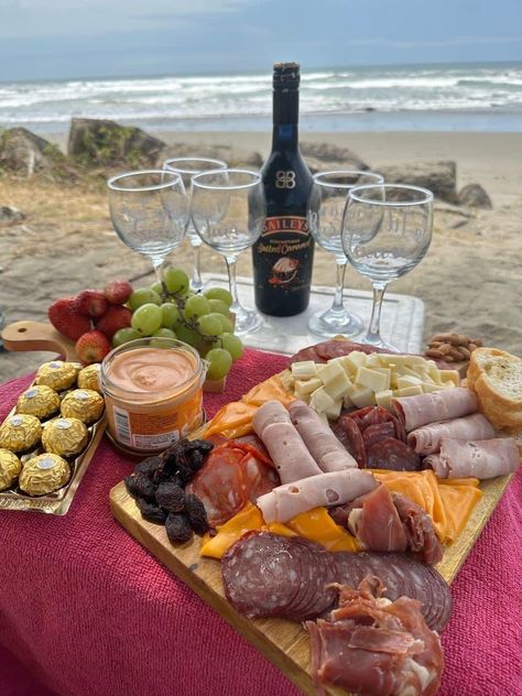 Charcuterie Picnic, Nail Sunny, Breakfast On The Beach, Picnic Date Food, Picnic Planning, Picnic Sandwiches, Picnic Inspiration, Catering Ideas Food, Tasty Recipes Videos