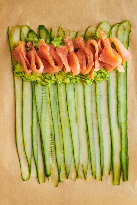 Prepare these smoked salmon cucumber rolls with just six ingredients and a few minutes for a nutritious snack, appetizer, or main course! Smoked Salmon Cucumber, Salmon Cucumber Appetizer, Cucumber Smoked Salmon Salad, Cucumber Smoked Salmon Appetizer, Smoked Salmon Cucumber Rolls, Cucumber Sushi Rolls, Smoked Salmon Sushi, Cucumber Uses, Avocado Uses