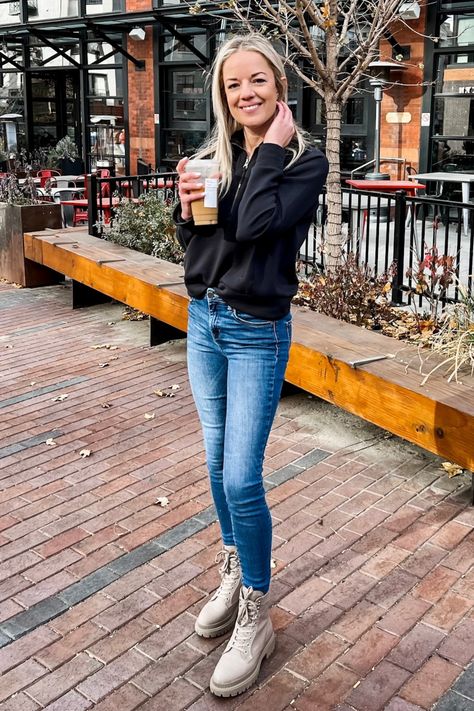 Are you struggling to know what to pack for a trip to Denver? With so many things to do in Denver, you’ll want to make sure you’re comfortable and layered up no matter what activity you choose. Here’s a quick guide on what to wear for a weekend trip to Denver. Use these travel outfits as inspiration for what you already have in your closet, or shop the exact products straight from the post! Read now to get Denver outfit inspiration for Fall & Winter! Denver Weekend Trip Packing, Outfit Ideas For Denver Colorado, Denver In November Outfits, Outfits For Denver Colorado Fall, Weekend In The City Outfits, Denver Fall Outfits, Denver Outfits Fall, Brewery Outfit Winter, Denver Colorado Outfits Fall