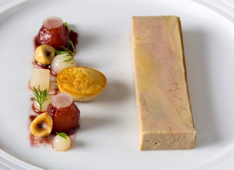 Terrine Plating, Liver Pate Plating, Michelin Star Canapes, Goose Liver Pate, Fish Course Fine Dining, Fine Dining Appetizers, Foie Gras Fine Dining, Foie Gras Recipe, Canapes Recipes