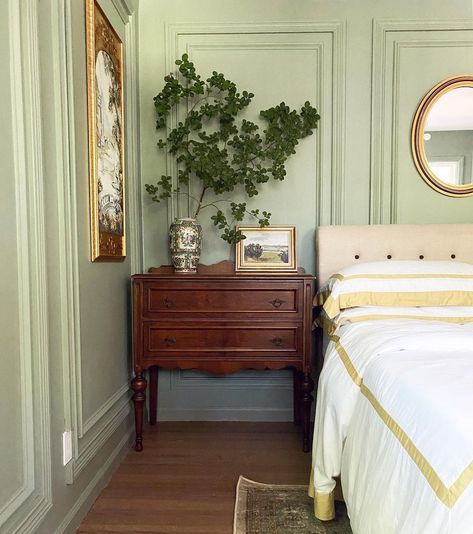 Nightstand Green Wall, Bedroom With Moulding Wall, Green Wall Guest Bedroom, Bedroom Inspirations Master Antique, Rich Green Bedroom, Green Bedroom With Wood Furniture, Green Bedroom Traditional, Green Antique Bedroom, Green Molding Wall