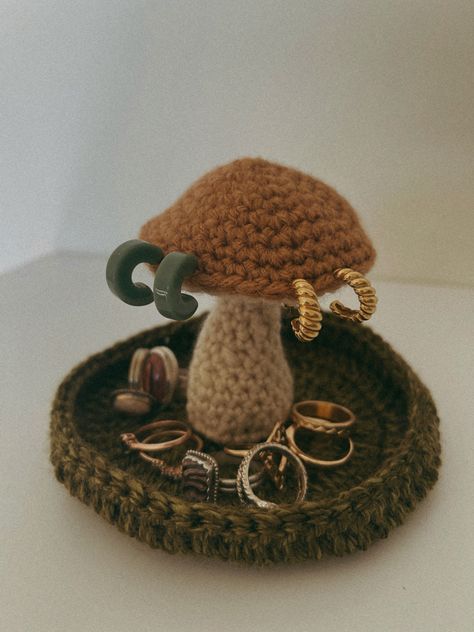 Crochet Mushroom Jewelry Dish, Crochet Mushroom Jewelry Holder Pattern Free, Crochet Mushroom Earring Holder, Crochet Mushroom Coaster, Mushroom Craft Ideas, Crochet Jewelry Holder Free Pattern, Crochet Crystal Holder, Crochet Mushroom Jewelry Holder, Jewelry Holder Crochet