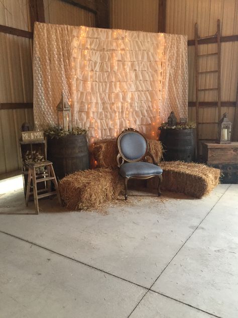 Western Wedding Photo Backdrop, Country Photobooth, Western Backdrop Ideas, Country Style Party Decorations, Western Photo Backdrop, Cowhide Backdrop, Western Party Backdrop, Cowboy Event, Western Theme Party Decorating Ideas