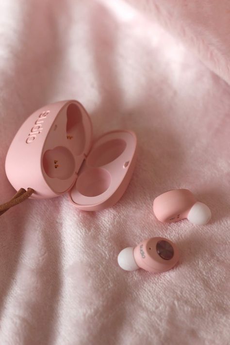 Earphones Aesthetic Photography, Wireless Earbuds Aesthetic, Wireless Earphones Aesthetic, Earphones Photography, Polaroid Camera Ideas, Electronics Photography, Earphones Aesthetic, Mobile Earphones, Iphone Earphones