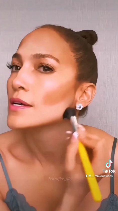 💄FOLLOW FOR MORE MAKEUP TUTORIALS💅🏻 Eye Contouring Tutorial, Make Up Diy Tutorials, Makeup For Ponytail Hair, Jlo Make Up Looks, Jlo Makeup Natural, Tv Makeup Looks, Eye Contour Makeup, Natural Contour Makeup Tutorials, Aged Skin Makeup