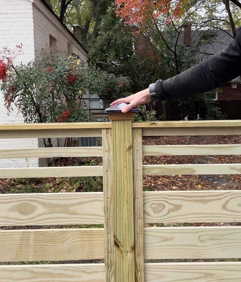 How to Build a Horizontal Fence That Looks Great on Both Sides Good Neighbor Fence, Fence Planning, Diy Backyard Fence, Diy Privacy Fence, Wood Privacy Fence, Wood Fence Design, Fence Gate Design, Modern Fence Design, Privacy Fence Designs