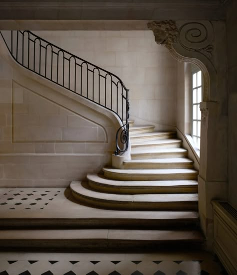 Un hôtel particulier dans le Marais à la rénovation inestimable | AD Magazine Hotel Particulier Paris, Australia House, Paris Home, Apartment In Paris, Australian Architecture, Parisian Apartment, Interior Stairs, Paris Apartments, House Stairs