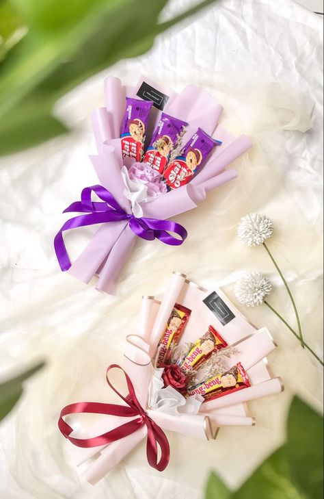 A cute things for a sweat memories bouquet bouquetsnack artificialbouquet aesteticbouquet Mini Chocolate Bouquet Diy, Bucket Snack Mini, Kids Bouquet Ideas, Buket Jajan Simple, Mini Snack Bouquet, Bouquet Snack Aesthetic, Mini Bucket Flowers, Buket Snack Mini, Buket Snack Aesthetic