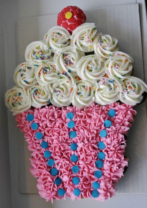 Cupcake Cake! Best Birthday Pull Apart Cupcake Cakes. Simple creative cake inspiration for a birthday party celebration. Cupcakes Bonitos, Pull Apart Cupcake Cake, Pull Apart Cake, Cake Pulls, Pull Apart Cupcakes, Oreo Cupcakes, Cupcake Birthday Cake, Creative Cupcakes, Cupcake Designs