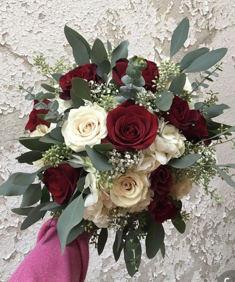 Red Wedding Flowers Bouquet, Christmas Wedding Flowers, Green Wedding Decorations, Simple Wedding Bouquets, Elegant Wedding Flowers, Luxury Flower Bouquets, Red Bouquet Wedding, Candle Wedding Centerpieces, Red Wedding Flowers