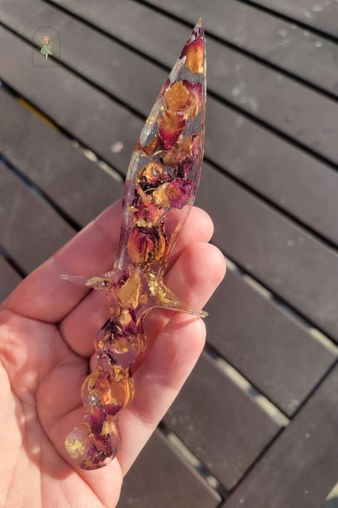 Pretty Dagger, Resin Knife, Witchy Friends, Creepy Cute Fashion, Medieval Crafts, Ros Gold, Real Rose Petals, Rose Gold Gifts, Pretty Knives