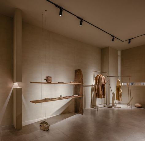 Showroom Inspiration, Wabi Sabi Interior, Ceramic Store, Clothing Store Interior, Retail Space Design, Retail Lighting, Shop Inspiration, Store Design Boutique, Vintage Clothing Stores