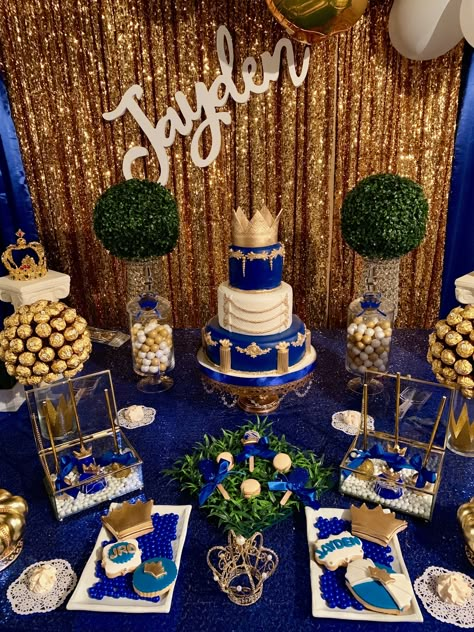 Royal Blue And Gold Treat Table, Royal Prince Birthday Theme, Prince Birthday Theme, Navy Blue Wedding Theme, Rei Arthur, Blue Birthday Cakes, Prince Birthday, Baby Birthday Themes, Wedding Balloon Decorations