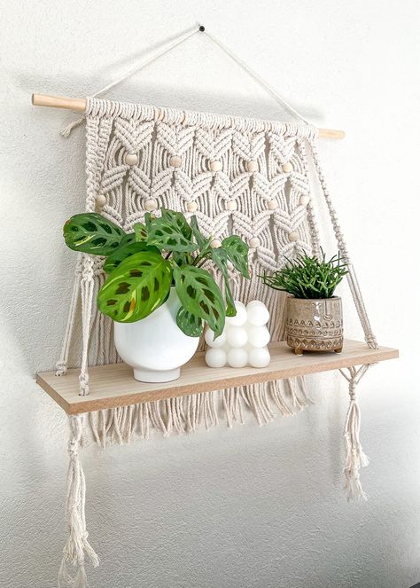 ♥ Macrame tablet Maranta Imagine yourself surrounded by lush plants and elegant decorations in your living room, bedroom or office. This macrame wall hanging is the perfect accessory to help you create that calming and inspiring living space. Crafted from a wooden plank and macrame, this wall hanging is both sturdy and elegant. It's designed to accommodate all kinds of plants and decorative items, so you can customize it to suit your taste and interior design style. Whether you are a nature love Cortina Macrame, Dreamcatcher Diy, Macrame Hanging Shelf, Pola Macrame, Wall Hanging Shelf, Macrame Shelf, Wall Plant Hanger, Makramee Diy, Diy Macrame Plant Hanger