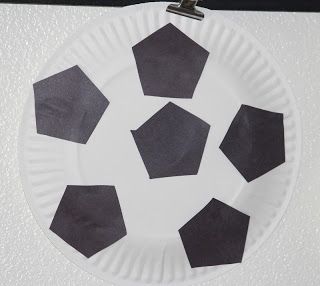 paper plate soccer ball -- #sports, #toddler, #preschool Soccer Ball Crafts, Sports Lesson Plans, Sport Themed Crafts, Sport Crafts, Soccer Crafts, Sport Art Projects, Toddler Sports, Sport Craft, Sport Art