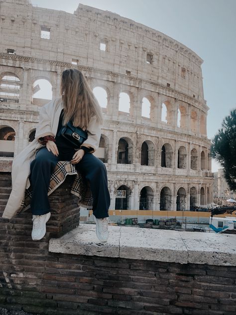 #rome #winter #winterfashion #winteroutfits #trenchcoat #trenchcoatoutfit Rome Winter, Trench Coat Outfit, Rome Italy, Rome, Winter Outfits, Winter Fashion, Trench Coat, Louvre, Building