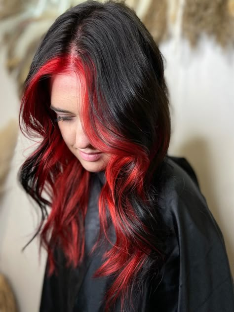 Red Money Piece Hair, Red Money Piece, Red And Black Hair Ideas, Money Piece Hair Ideas, Hair Color Combinations, Black Hair Ideas, Black And Red Hair, Underdye Hair, Money Piece Hair