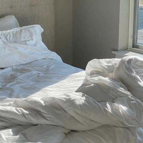 Messy Bed Aesthetic, Bed Sheets Aesthetic, White Bedsheets, Sheets Aesthetic, Morning Bed, Bed Aesthetic, Cuddles In Bed, Messy Bed, Cosy Bedroom