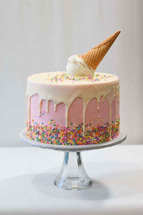 Large Cupcake Cakes, Bolo Drip Cake, Ice Cream Birthday Party Theme, Sweet Birthday Cake, Cowgirl Cakes, Ice Cream Party Theme, Ice Cream Cone Cake, Carousel Cake, Ice Cream Birthday Cake