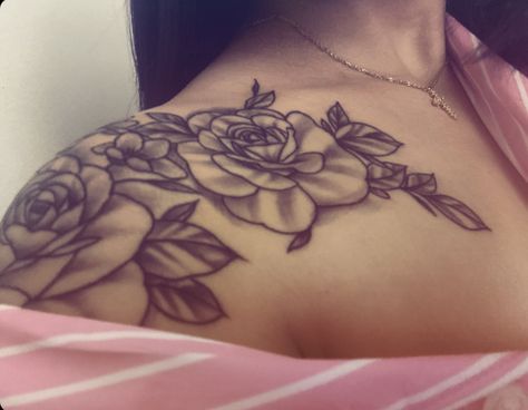 Cute Tattoos On Chest For Women, Tattoo Sholders Idea, Tattoo Ideas On Chest For Women, Shoulder To Chest Tattoo Female, Shoulder Tatoos Woman, Chest Women Tattoo, Rose On Shoulder Tattoo, Chest Tattoo Female Upper Cover Up, Neck To Shoulder Tattoo