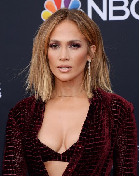 Jennifer Lopez’s Favorite Lipstick Color Is So Easy To Wear Back To School Hairstyles Easy, Cute Beach Hairstyles, Jennifer Lopez Hair Color, Hairstyles For The Beach, Waterpark Hairstyles, Short Bob Braids, Pixie Haircut Fine Hair, Jennifer Lopez Hair, Hairstyles Pixie