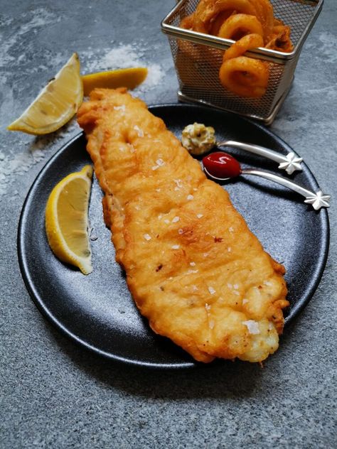 If you enjoy eating fresh fish, chances are you have probably deep fried them at least once. Although not the healthiest choice, when it's done properly, deep frying is a great way to cook fish. It's fast, cooking most fish in less than 5 minutes. It quickly seals the surface, locking in flavour and moisture, and it adds appealing crunch, colour and aroma. Just remember to cook the fish in batches to avoid over-crowding, and it is best served as soon as it's cooked, so put the fir… Meatloaf Recipe With Crackers, Southern Salmon Patties, Deep Fried Fish, Meat Dumplings, Cook Fish, Fast Cooking, Eating Fresh, Salmon Patties, Fish Fry