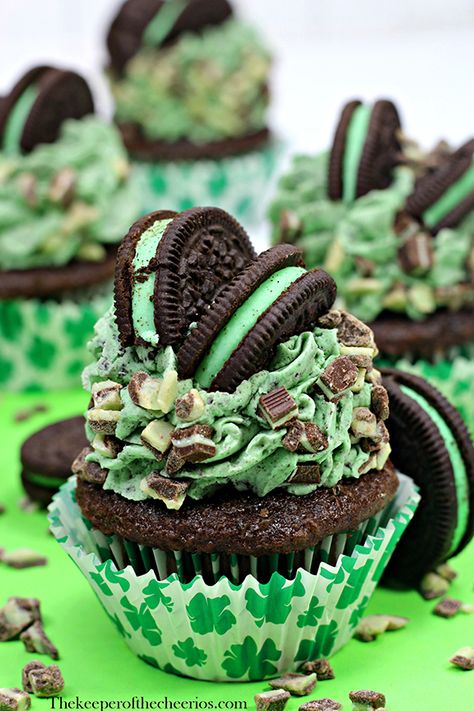 St Patricks Food, St Patricks Day Cakes, St Patrick Day Treats, Desserts Ideas, Mint Oreo, St Patricks Day Food, Torte Cupcake, Oreo Cupcakes, Themed Desserts