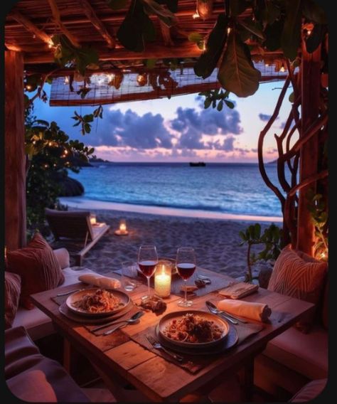 Romantic Beach Date Night, Dream Dates, Romantic Date Night Ideas, Romantic Bed, Beach Dinner, Beach Date, Romantic Restaurant, Beach Meals, Romantic Beach