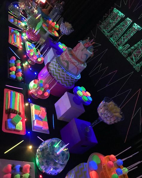 Neon Snacks, Glow In The Dark Treat Table, Glow In The Dark Party Table Set Up, Glow In The Dark Candy Table, Glow In The Dark Party Decorations, Neon Desserts Glow Party, Glow In The Dark Candy Bar, Glow In The Dark Food, 21st Birthday Ideas Glow In The Dark