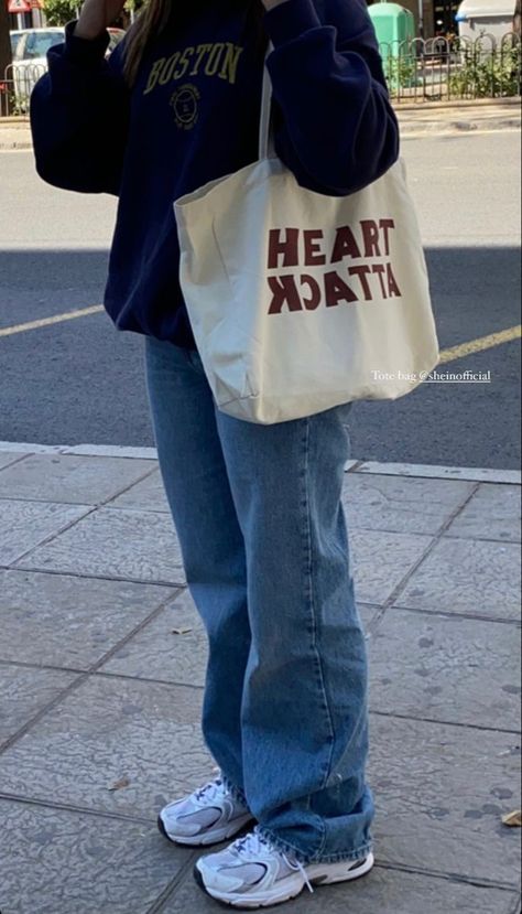 Baggy Jean Aesthetic, Tote Bag Aesthetic Outfit, Baggy Jeans Aesthetic, Oversize Outfits, Tod Bag, High Waisted Jeans Outfit, Tote Bag Outfit, Handpainted Tote Bags, Tot Bag