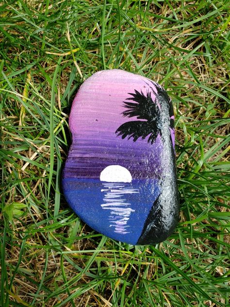 Sunset Painting On Rock, Scenery Painted Rocks, Rock Painting Ideas Sunset, Beach Painted Rocks Ideas, Cute Things To Paint On Rocks, Beach Rock Painting, Painted Pavers, Garden Rock Art, Painted Slate