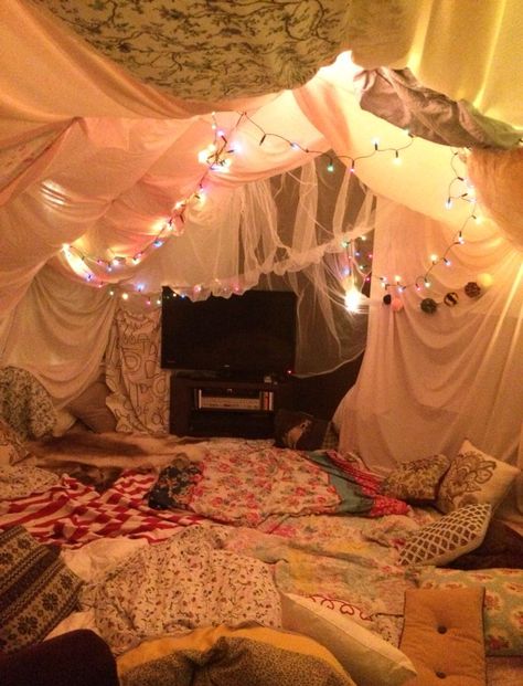 Big Blanket Fort Ideas, Giant Blanket Fort, Movie Blanket Fort, Giant Pillow Fort, Cozy Pillow Fort, Bed Den Ideas, Sleepover Den Ideas, Fort For Sleepovers, Cute Forts Indoor