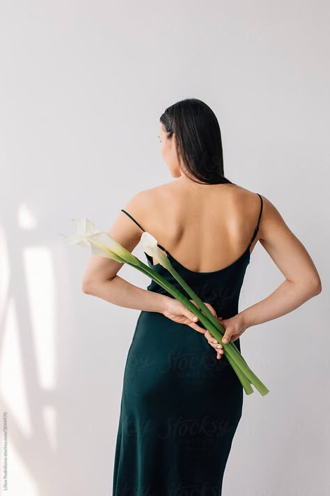 Elegant Portrait Photography, Studio Photoshoot White Background, Flower Fashion Photography, Model With Flowers, Photoshoot In Dress, Woman Back View, Posing With Flowers, Photoshoot With Flowers, Photoshoot Flowers