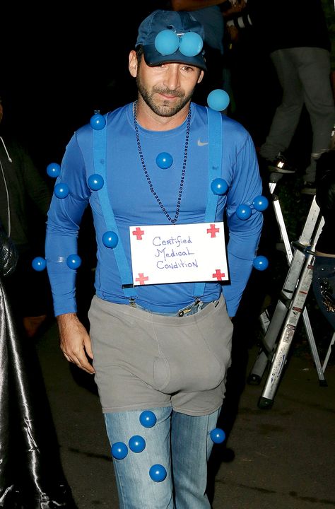 Kate Hudson Halloween Party Guest Wears Blue Balls Costume: Photo Carnaval Outfit Ideas, Creative Group Costumes, Boys Halloween Costumes Diy, Punny Costumes, Punny Halloween Costumes, Creative Halloween Costumes Diy, Ball Costume, Diy Couples Costumes, Annual Halloween Party