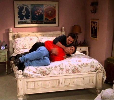 Monica's bed on Friends - I LOVE IT SO MUCH - most favorite I've ever seen! Friends Apartment Decor, Monica Chandler, Friends Apartment, San Myshuno, Small Apartment Decorating, Green Rooms, Bedroom Green, Friends Tv, Sims House