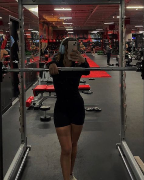 Gym Core Aesthetic, Girl Weight Lifting Aesthetic, Girl Working Out Aesthetic, Romanticizing Gym, Gym Rat Aesthetic Women, Leg Day Aesthetic, Gym Rat Girl Aesthetic, Gym Aesthetic Weights, Gym Life Aesthetic