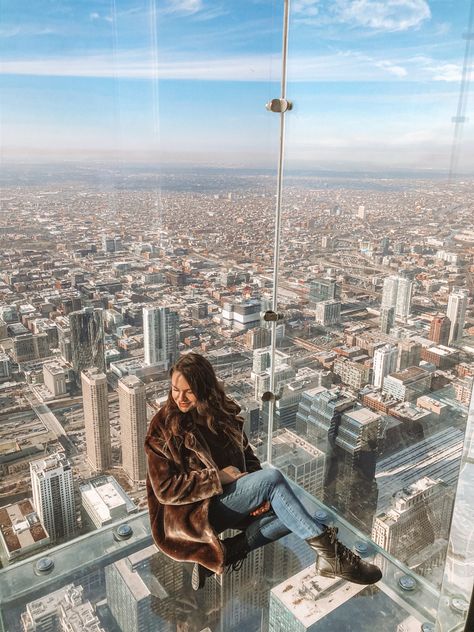 Sky Deck Chicago Picture Ideas, Sky Deck Photo Ideas, Chicago Sky Deck Pictures, Chicago Sky Deck, Sky Deck Chicago Pictures, The Edge Nyc Poses, Skydeck Chicago Poses, Chicago Bean Pictures Ideas, Skydeck Chicago Pictures