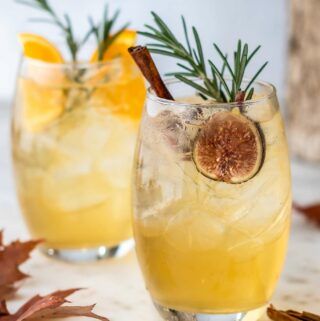 This sparkling fall harvest sangria brings together all the flavors of fall in a glass. This delicious blend of fall spiced simple syrup, apple brandy and prosecco makes the perfect drink for any fall gathering. White Fall Sangria, Sangria Thanksgiving, Harvest Sangria, Prosecco Drinks, Diy Essential Oil Diffuser, Sangria Ingredients, Greek Yogurt Parfait, Apple Brandy, Fall Gathering