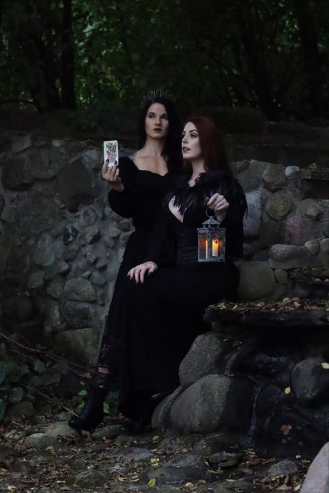 Cemetery Photoshoot Friends, Witch Photo Shoot, Witch Coven Photo Shoot, Best Friend Graveyard Photoshoot, Fall Best Friend Photoshoot, Sister Witch Photoshoot, Spooky Halloween Friend Photo Shoot, Spooky Best Friend Photoshoot, Mother Daughter Spooky Photoshoot