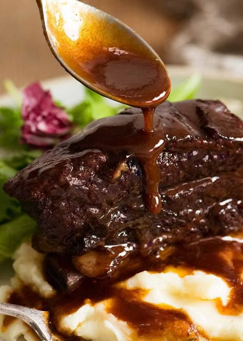 Braised Beef Short Ribs, Beef Short Rib Recipes, Winter Meals, Pepperocini Recipes, Slow Cooked Meat, Short Ribs Recipe, Red Wine Sauce, Fair Food, Cornbread Recipe