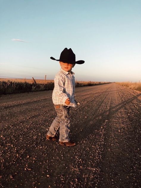 Love this so much for my baby boy! Country Baby Stuff, Country Baby Pictures, Western Baby Clothes, Baby Boy Cowboy, Country Baby Boy, Baby Clothes Country, Cute Country, Western Babies