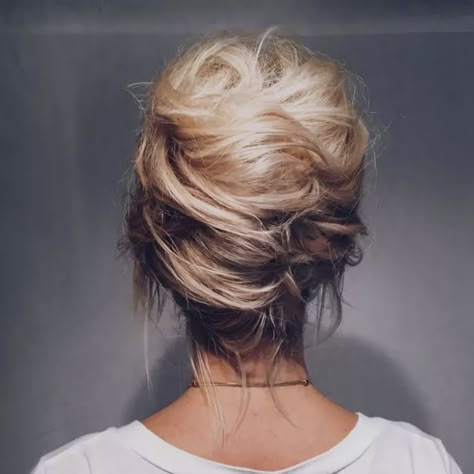 Messy Hair Updo, Smink Inspiration, Bridal Hair Updo, Updo Hairstyle, Bridal Updo, Wedding Hair Makeup, French Twist, Trending Hairstyles, Wedding Hairstyles For Long Hair