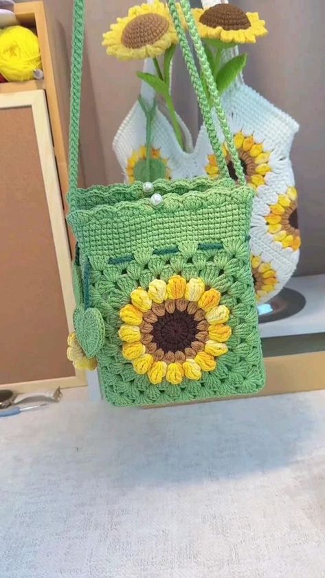 crochet this sunflower phone bag Crochet Zig Zag, Crochet Tote Bag Pattern, Crochet Costumes, Free Crochet Bag, Handbags Patterns, Crocheted Bags, Crochet Pouch, Pola Sulam, Crochet Handbags Patterns