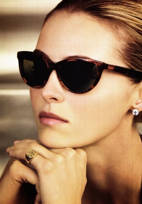 Good Life of Design: Tortoise Shell A Fall Wardrobe Staple    http://goodlifeofdesign.blogspot.com/2012/08/tortoise-shell-fall-wardrobe-staple.html Valentina Zelyaeva, Fall Wardrobe Staples, Ray Ban Wayfarer, Cheap Ray Bans, نظارات شمسية, Wearing Sunglasses, Cat Eyes, Geek Chic, Ray Ban Sunglasses