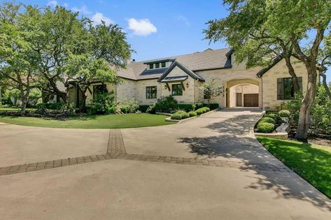 french-country-transitional-exterior Stone Roof, French Country Landscaping, Santa Fe Style Homes, Hill Country Texas, Cotswold House, French Country Exterior, Transitional Exterior, French Country Bathroom, Hill Country Homes