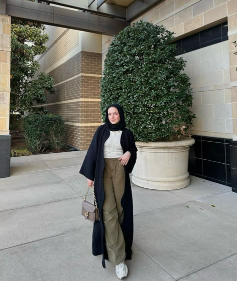 Abaya Streetwear, Open Abaya Outfit With Jeans, Abaya With Jeans, Open Abaya Outfit, Ramadan Fits, Modest Outfits For Summer, Hijabi Drip, Abaya Fits, Ramadan Outfits