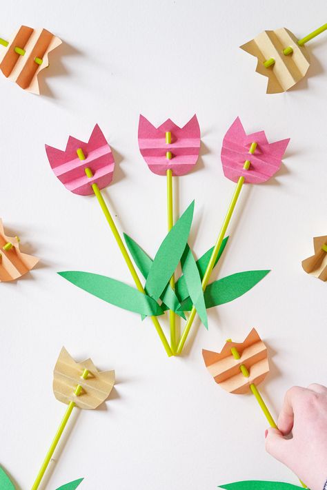 Easy mess free paper flower craft tutorial for kids. Made from just paper and straws. Tulip Origami, Daffodil Craft, Summer School Crafts, Paper Flowers For Kids, Straw Crafts, Nature Craft, Rose Crafts, Craft Market, Origami Rose