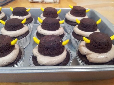 Viking party cupcakes at school Marathon Food, Viking Birthday, Viking Party, Viking Baby, Dragon Birthday Parties, Medieval Party, Party Cupcakes, Dragon Birthday, Kids Party Food