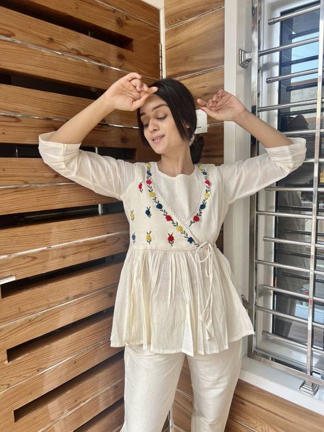 Hand Work Embroidery Kurti, Patola Blouse, Sister Clothes, Kurti Ideas, Boutique Cafe, Khadi Kurta, Eastern Wear, Indian Dresses For Women, Angrakha Style